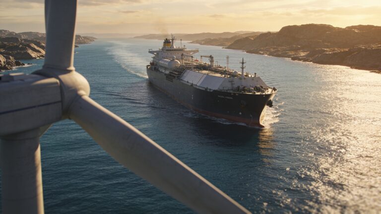 LNG-tanker vaart bij zonsondergang door een kalme zeestraat na het vredesakkoord tussen de VS en Iran