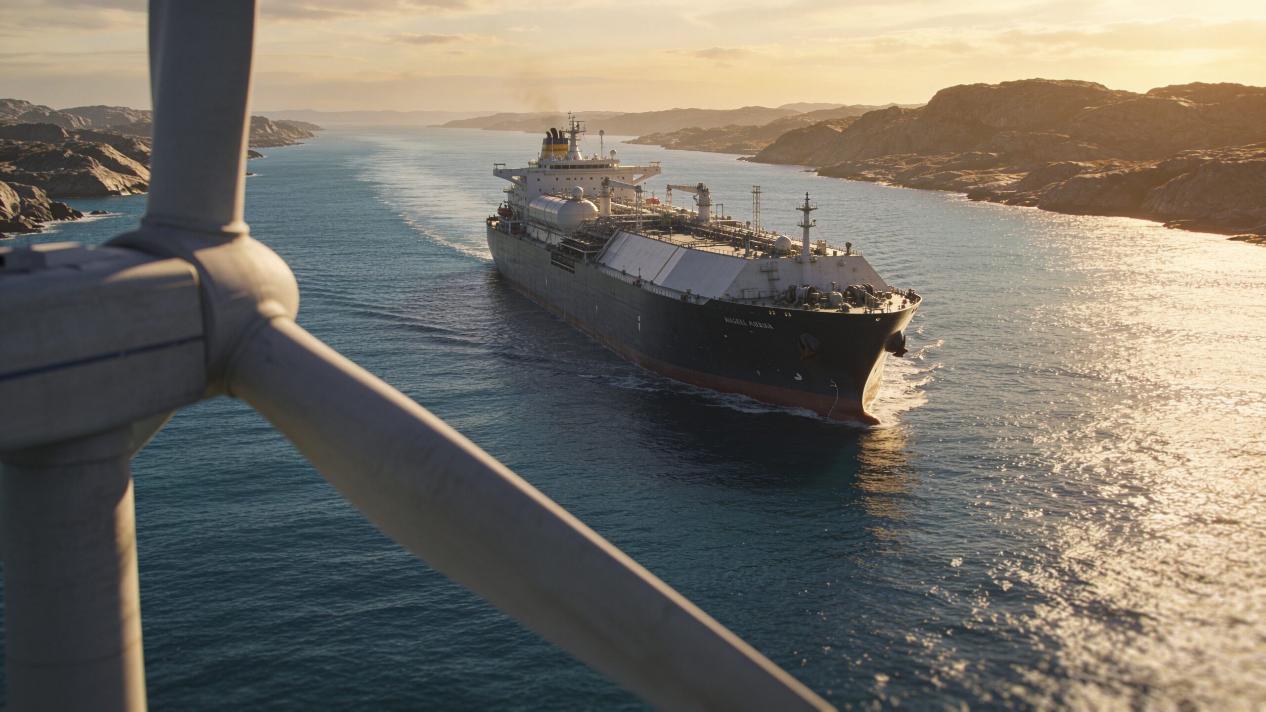 LNG-tanker vaart bij zonsondergang door een kalme zeestraat na het vredesakkoord tussen de VS en Iran