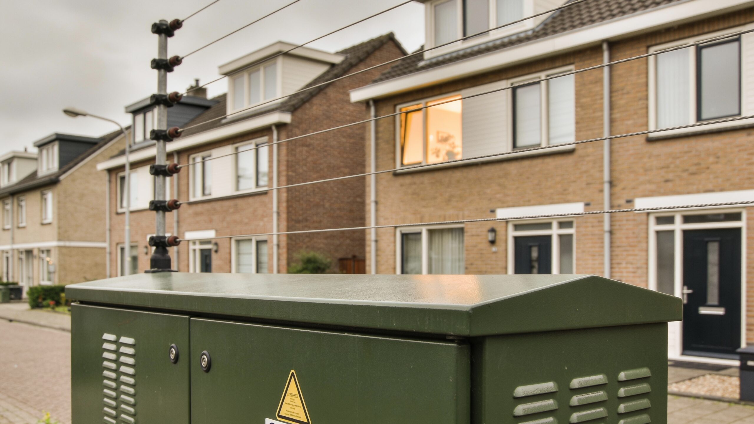 Elektriciteitskast en stroomkabels in een Nederlandse woonwijk